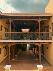 科米坦德多明格斯Hotel Jardín de Tereza的享有大楼高空美景,设有阳台