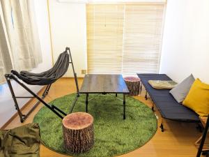 丸龟市marugame stop - Vacation STAY 86888v的客厅配有桌子和吊床