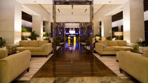 波拉马尔SUNSOL UNIK Luxury Hotel的大厅,大厅,设有长沙发和桌子,走廊