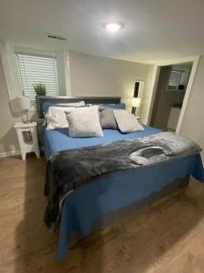 托皮卡Luxurious and peaceful的一间卧室配有蓝色的床和枕头