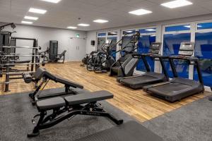 金洛赫兰诺赫Loch Rannoch Hotel and Estate的健身房设有数台跑步机和有氧运动器材