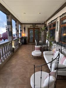 阿德耶Tenerife Sur Habitación de Lujo的阳台设有桌椅的房间