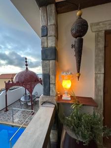 阿德耶Tenerife Sur Habitación de Lujo的设有一个配有桌子和灯的阳台,享有美景。