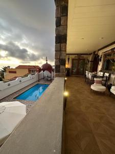 阿德耶Tenerife Sur Habitación de Lujo的一座带游泳池和庭院的房子