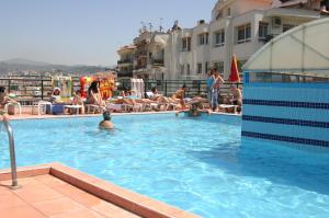 库萨达斯凯汉贝酒店的一群人在游泳池里