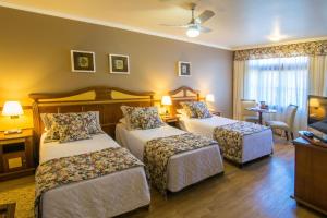 格拉玛多西拉角酒店的酒店客房设有两张床和电视。