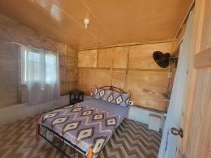 拉斯拉哈斯Johnny Fiestas的木屋内的卧室配有一张床