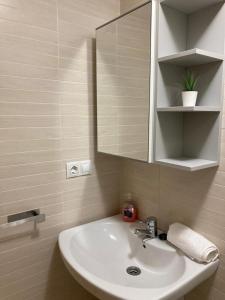福斯FOZ II PLAYAS的浴室设有白色水槽和镜子