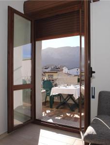 IrgoliCasa vacanze Irgoli的滑动玻璃门通向带桌子的庭院