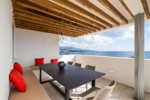 圣罗克Casa dos Pedros (Beach House)的一间设有桌子的海景用餐室
