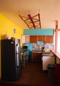 圣罗莎德卡瓦尔Hostal Don Jose的一间厨房,里面配有黑色冰箱