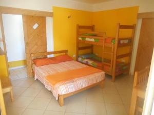 PaulPousada do Ceu的一间卧室配有一张床和两张双层床。