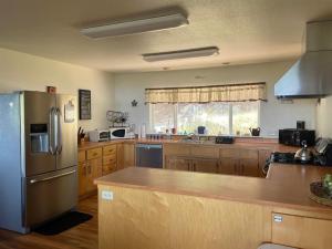 Twain HarteHidden Views A Duplex的厨房配有不锈钢冰箱和木制橱柜
