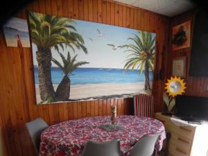 维拉尔雷东布shirley的一间设有一张桌子和海滩绘画的餐厅