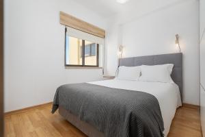 波尔蒂芒Vista Rio - apartamento的卧室配有一张大白色床和窗户