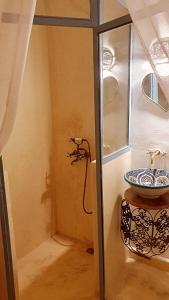马拉喀什Dar Malwan的一间带水槽和淋浴的浴室