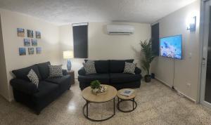 Punta SantiagoOcean Breeze的客厅配有沙发和桌子