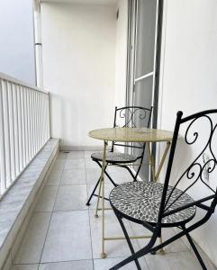 姆西达Stylish 1 bedroom apartment in central Msida C11A的阳台配有一张桌子和两把椅子