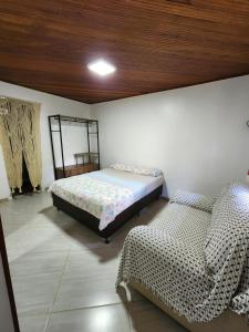 马卡埃Sítio Donana Sana的一间卧室配有两张床和椅子