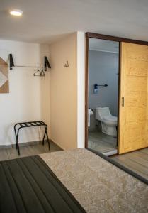 ZitácuaroHotel Ciclovía & Terraza的客房设有一张床和一间带卫生间的浴室