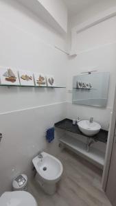 法诺casa vacanza fronte mare Fano Sassonia 2的白色的浴室设有卫生间和水槽。