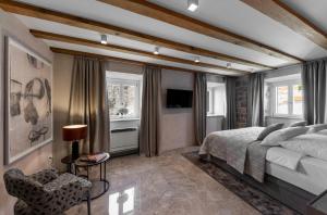 杜布罗夫尼克Sea Rocks Residence的一间卧室配有一张床、一把椅子和窗户。