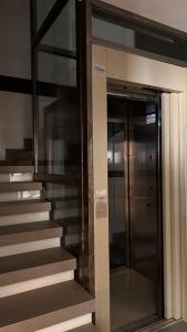 乌贝达HOTEL FUENTE REDONDA LUXURY的一座设有楼梯和玻璃电梯的建筑