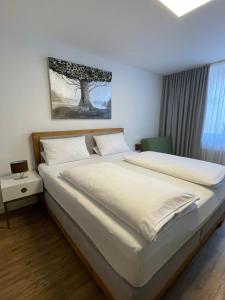 维尔茨堡Altstadt Hotel Self Check-In的卧室设有一张白色大床和一扇窗户。