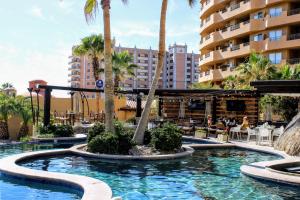 佩尼亚斯科港Bella sirena 502-A的棕榈树游泳池以及酒店
