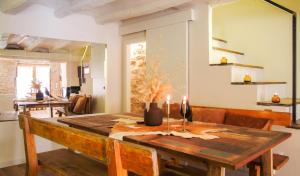 TarrésClauhomes Casa Rural Deluxe的用餐室配有带蜡烛的木桌