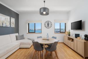 波尔蒂芒Vista Rio - apartamento的客厅配有白色的沙发和桌子