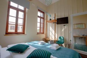 罗希姆诺Ruby 'n Emerald studio's的一间卧室配有一张带绿色枕头的大床
