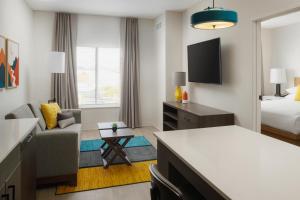 默里迪恩WaterWalk Extended Stay by Wyndham Boise Meridian的酒店客房设有床和客厅。