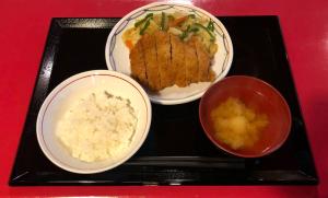MinamiaizuAizu Kogen International Human Resources Center - Vacation STAY 34873v的盘子,盘子上放着两盘食物和一碗米饭