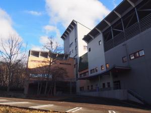 MinamiaizuAizu Kogen International Human Resources Center - Vacation STAY 34873v的前面有停车位的大楼