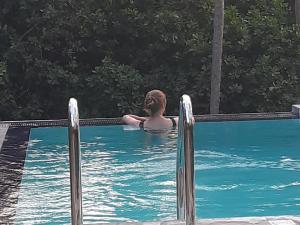 库鲁内格勒THE HIDEOUT KURUNEGALA的一个人在游泳池里