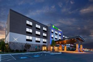 BrunswickHoliday Inn Express & Suites Brunswick-Harpers Ferry Area, an IHG Hotel的一座大型建筑,前面设有停车场