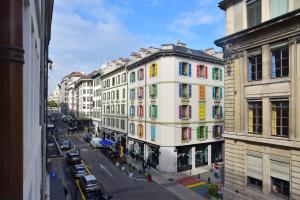 日内瓦Hôtel Rousseau Plus的享有城市街道和建筑的景色