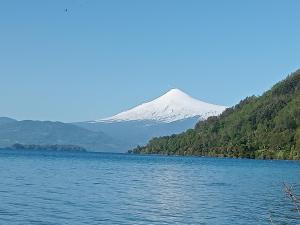 潘吉普伊Calafquen Cahuincul的远处的山,有水体