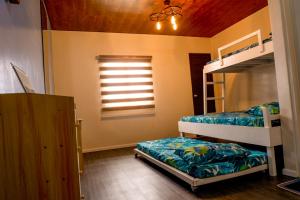 DingalanPuffer Isle Resort的一间卧室设有两张双层床和一扇窗户。