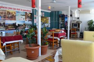 帕莫卡莱阿斯帕瓦酒店的一间餐厅,里面种有桌椅和植物