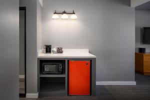 凯彻姆塔马拉克旅舍的厨房配有橙色冰箱和台面