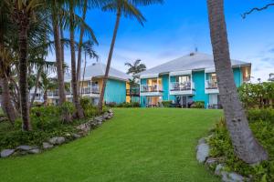 麦凯The Resort at Dolphin Heads的享有棕榈树房屋的外部景色
