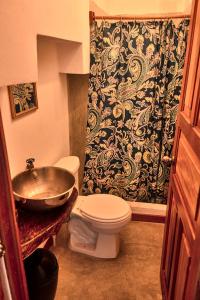 弗洛勒斯Hostal Don Cenobio的浴室配有水槽、卫生间和浴帘