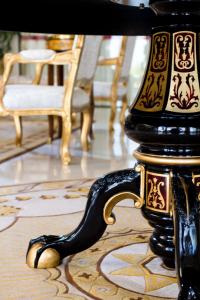 纳塔尔Majestic Ponta Negra Beach,WorldHotels Elite的一张黑金桌子,放在带椅子的房间