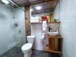 瓜尔内CABAÑAS MONTEVERDE - Guarne ANT的浴室配有卫生间、盥洗盆和淋浴。