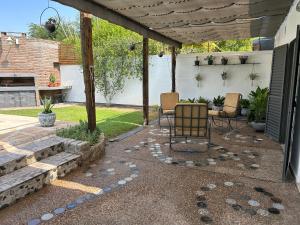 圣地亚哥-德尔埃斯特罗Piedra Rosada的凉棚下带椅子的庭院
