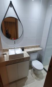 圣佩德罗-达阿尔德亚Xodó da Aldeia的一间带水槽、卫生间和镜子的浴室