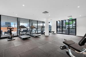 布里斯班Kooii Apartments的大楼内带数台跑步机的健身房