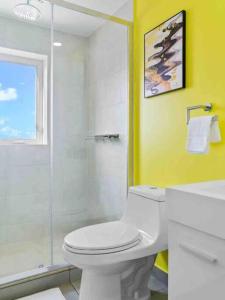 奥拉涅斯塔德Milateo Suite的浴室配有白色卫生间和淋浴。